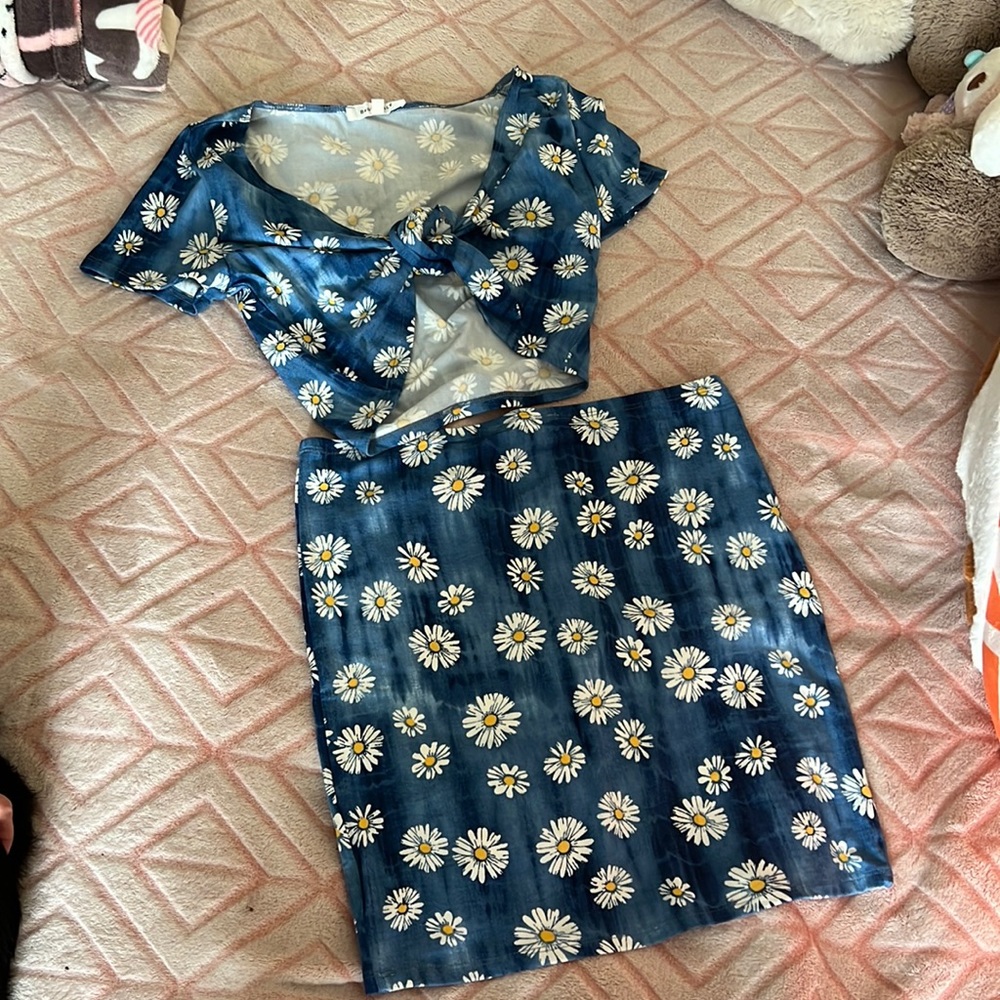 Blue daisy skirt set